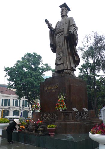 Ảnh minh họaBan Chỉ đạo quốc gia kỷ niệm 1000 năm Thăng Long vừa cho biết thông tin về danh sách khách quốc tế được mời tham dự Đại lễ kỷ niệm 1000 năm Thăng Long - Hà Nội. Đây là thông tin đang rất được dư luận quan tâm, nhất là tại thời điểm chỉ còn hơn 1 tháng nữa là Thủ đô tròn ngàn năm tuổi.Trước đó, Ban Chỉ đạo quốc gia kỷ niệm 1000 năm Thăng Long dưới sự chủ trì của Phó Thủ tướng Thường trực Nguyễn Sinh Hùng cũng đã họp ngày 1/9/2010 về việc mời khách quốc tế và khách trong nước dự Đại lễ.Theo ý kiến chỉ đạo của Phó Thủ tướng Thường trực Nguyễn Sinh Hùng, Bộ Ngoại giao chủ trì phối hợp với UBND TP Hà Nội, cùng Bộ Văn hóa, Thể thao và Du lịch gửi thư cảm ơn tới các Nguyên thủ quốc gia, Bộ trưởng liên quan của một số nước, các Tổ chức quốc tế và các cá nhân đã ủng hộ để Hoàng thành Thăng Long được công nhận là di sản văn hóa thế giới.Đồng thời, UBND TP Hà Nội phối hợp cùng Bộ Ngoại giao sẽ phải rà soát kỹ danh sách khách quốc tế đã đề xuất trước đó, nếu thiếu thì bổ sung ngay.Về khách mời trong nước, được biết UBND TP Hà Nội đã đề xuất với Phó Thủ tướng Thường trực Nguyễn Sinh Hùng về danh sách khách mời là đại biểu Trung ương, đại biểu thành phố Hà Nội, trong đó riêng cấp huyện của thành phố Hà Nội, Phó Thủ tướng chỉ đạo mỗi quận, huyện, thị xã mời 1 đại biểu là lãnh đạo chủ chốt.Với đại biểu các địa phương, Phó Thủ tướng chỉ đạo mỗi tỉnh, thành phố trực thuộc trung ương mời 1 đại biểu là Lãnh đạo chủ chốt.Cùng tham dự Đại lễ kỷ niệm 1000 năm Thăng Long - Hà Nội còn có đại biểu đại diện Bà Mẹ Việt Nam anh hùng, Anh hùng lực lượng vũ trang, Anh hùng Lao động, các nhân sỹ trí thức, tôn giáo, các Ban liên lạc, kiều bào Việt Nam.Danh sách tổng hợp toàn bộ các khách mời quốc tế và khách trong nước dự Đại lễ 1000 năm Thăng Long - Hà Nội sẽ do Bộ Ngoại giao, đồng thời là Trưởng Tiểu ban Lễ tân chủ trì thực hiện. Đề án về công tác lễ tân, từ khâu gửi giấy mời đại biểu sang Việt Nam dự sự kiến, giấy mời dự các hoạt động cụ thể trong chương trình Đại lễ, bố trí đón tiếp,... theo kế hoạch sẽ được hoàn thành trước ngày 10/9/2010.Rực rỡ sắc màu quốc tế trong ngày Đại lễTổng hợp thông tin về công tác chuẩn bị Đại lễ 1000 năm Thăng Long - Hà Nội trong thời gian vừa qua, dự kiến sẽ có rất nhiều khách quốc tế từ hàng trăm quốc gia đến dự Đại lễ, cùng với khoảng 30 nước sẽ mang đến Đại lễ những hoạt động văn hóa nghệ thuật phong phú, đặc sắc như: Liên minh châu Âu và các nước Italia, Pháp, Tây Ban Nha, Hungary, Đức, Đan Mạch, Singapore, Anh, Hàn Quốc, Trung Quốc, Romania, Nga… Được biết, Italia là một trong những nước có nhiều hoạt động nghệ thuật đặc biệt đón chào Đại lễ Thăng Long - Hà Nội 1000 năm tuổi. Chi hội hữu nghị Italia - Việt Nam ở thành phố cảng Genoa đã thành lập một Ủy ban ủng hộ kỷ niệm 1000 năm Thăng Long - Hà Nội.Những người bạn Hà Lan cũng sẽ mang đến Thủ đô Hà Nội 30.000 bông hoa tuylip, biểu tượng của đất nước Hà Lan, để góp vui cho Đại lễ hội. Các bạn ở đất nước Thái Lan sẽ có các hoạt động biểu diễn và còn tổ chức giới thiệu ẩm thực, triển lãm cũng như xúc tiến các hoạt động thương mại. Thành phố Fukuoka của Nhật Bản dự định tổ chức những ngày văn hóa Nhật tại Hà Nội trong dịp này. Những người bạn của Thủ đô Seoul (Hàn Quốc) sẽ có nhiều tiết mục nghệ thuật đặc sắc với những nghệ sĩ tên tuổi. Các bạn còn dự định tổ chức "Đêm hữu nghị Seoul - Hà Nội", hội chợ thương mại Seoul - Hà Nội và hội thảo về Dự án sông Hồng… Đón mừng Đại lễ 1000 năm của Hà Nội, Nga dự định tổ chức "Những ngày Moskva" tại Hà Nội, như một cách bày tỏ tình đoàn kết sâu nặng, gắn bó truyền thống giữa 2 nước Việt Nam - Liên bang Nga. Những người bạn đến từ Thủ đô Berlin (Đức) đã đăng ký tham gia Đại lễ bằng một chương trình nhạc cổ điển đặc sắc.Một số thành phố, tổ chức quốc tế đề nghị tham gia chiếu sáng cầu Long Biên và các công trình công cộng khu vực trung tâm Thủ đô Hà Nội như Nhà khách Chính phủ, Vườn hoa Lý Thái Tổ...Hy vọng, những hoạt động diễn ra trong Đại lễ 1000 năm Thăng Long - Hà Nội kéo dài từ ngày 1 đến 10/10/2010 sẽ rực rỡ sắc màu, góp phần làm nên thành công cho sự kiện trọng đại của đất nước./.